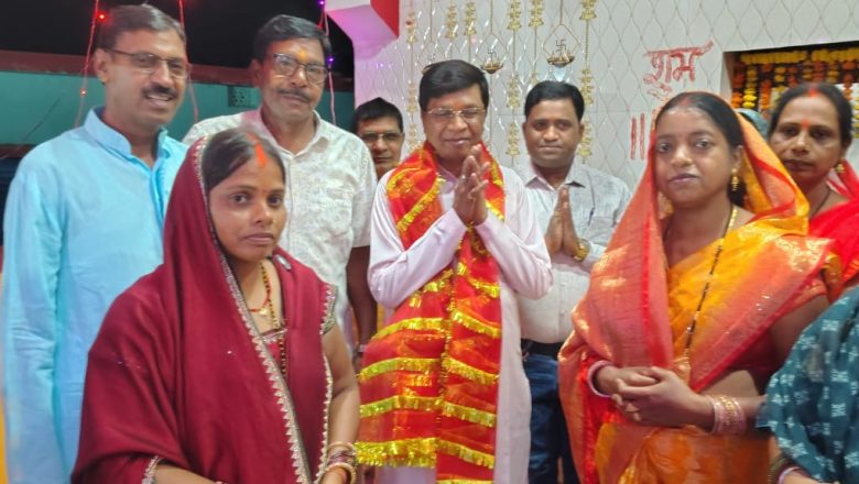 रांची ( झारखंड)।पतरातू गांव में देवी मंडप की प्राण-प्रतिष्ठा एवं अखंड हरि कीर्तन समारोह में शामिल हुए पूर्व केंद्रीय मंत्री सुदर्शन भगत