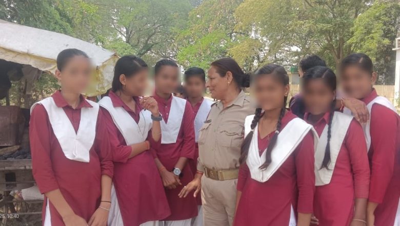 भदोही।मिशन शक्ति अभियान फेज-5″ के तहत भदोही पुलिस द्वारा महिलाओं/बालिकाओं की सुरक्षा, सम्मान व स्वावलंबन हेतु चलाया गया अभियान।