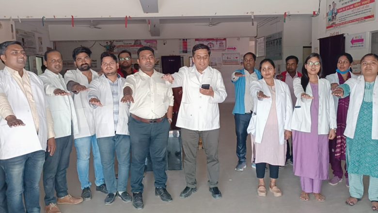 भदोही।सामुदायिक स्वास्थ्य दुर्गागंज में मनाया गया डेंगू दिवस, चिकित्सकों और कर्मचारियों के द्वारा ली गई शपथ।