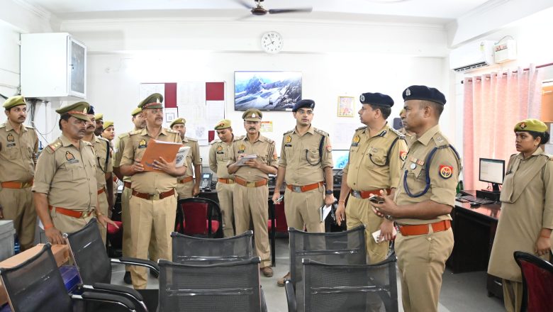आजमगढ़।पुलिस अधीक्षक ने परेड का किया निरीक्षण, ली सलामी, दिये आवश्यक दिशा-निर्देश
