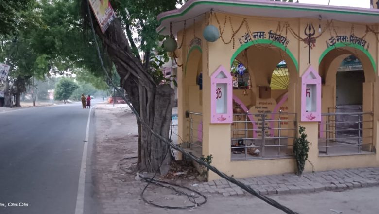 आजमगढ़।ट्रक में  बिजली का तार फंसने से टूटा  खंम्भा। 