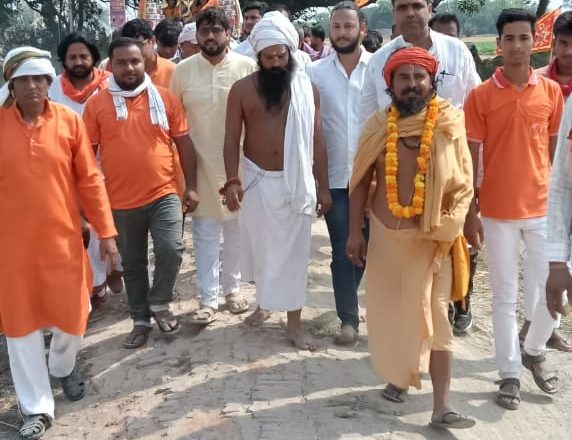 आजमगढ़।धनेज दूबे में रुद्र महायज्ञ की भव्य कलश यात्रा निकली।