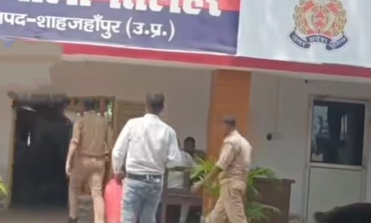 शाहजहांपुर ।थाना तिलहर के पक्का कटरा निवासी अशोक कुमार की पत्नी सविता का घर में सूटकेस में मिला शव