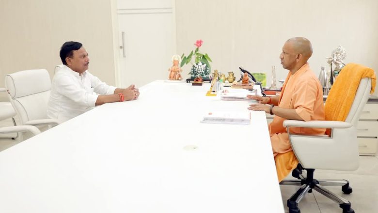 जौनपुर।मुख्यमंत्री से मिले पूर्व विधायक डॉ. हरेंद्र सिंह, क्षेत्र की जर्जर सड़कों के चौड़ीकरण की मांग की।