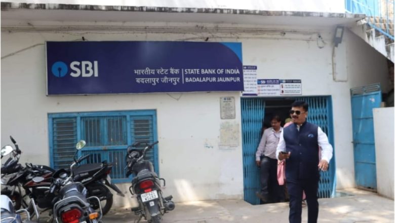 जौनपुर।जिलाधिकारी जौनपुर ने एसबीआई शाखा बदलापुर का किया औचक निरीक्षण।