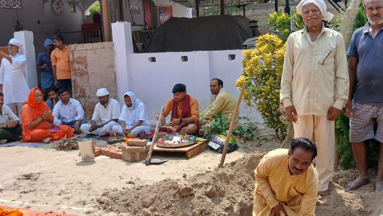 बलिया।समाधि निर्माण हेतु भुमि पूजन व शिलान्यास सम्पन्न 
