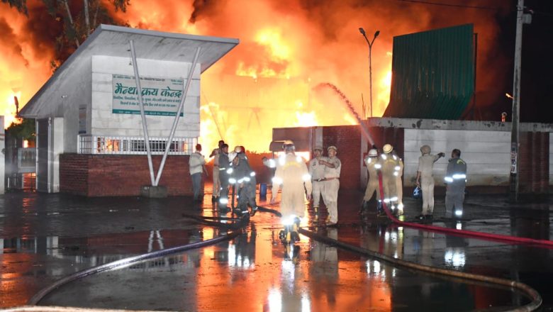 बदायूँ।तेज आंधी तूफान ने बदायूं में मचाया तांडव मेंथा फैक्ट्री में लगी भीषण आग खिड़की दरवाजे तोड़ कर भागे लोग