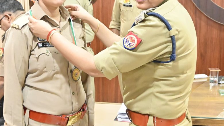 आजमगढ़।25वीं प्री यूपी स्टेट शूटिंग प्रतियोगिता 2025 के 10 मीटर एयर पिस्टल प्रतियोगिता में स्टेट स्तर पर #3rd_रैंक (कांस्य पदक) प्राप्त करने वाली महिला आरक्षी को वरिष्ठ पुलिस अधीक्षक द्वारा मेडल पहनाकर किया गया सम्मानित 