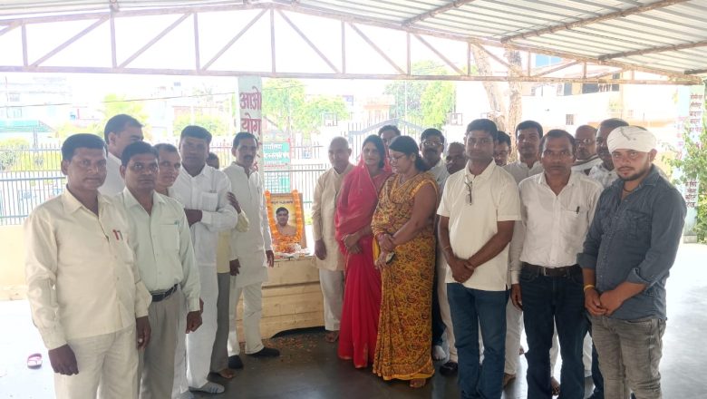 आजमगढ़।अपने प्रांतीय नेता को शिक्षा मित्रों ने नम आंखों से दी श्रद्धांजलि 