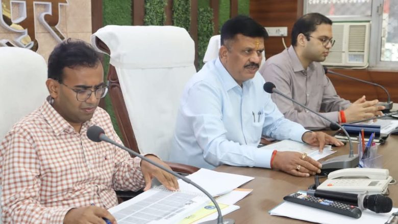 जौनपुर।फूलपुर गांव में जल जीवन मिशन कार्यों का नोडल अधिकारी व जिलाधिकारी ने किया औचक निरीक्षण