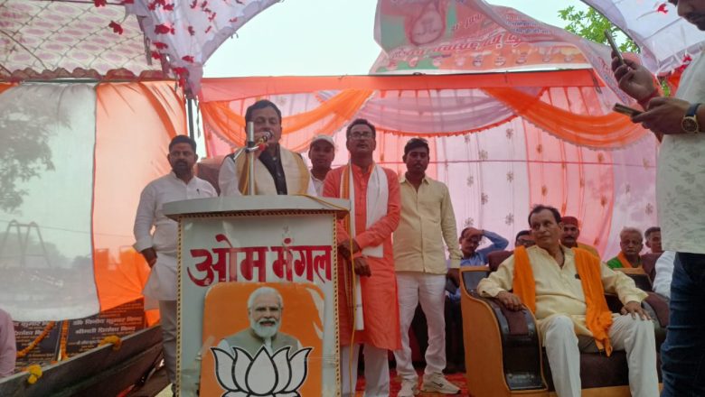 भदोही सांसद डॉक्टर विनोद बिंद ने ढाई करोड़ की लागत से बनी कुल 37 इंटरलॉकिंग सड़कों का किया लोकार्पण।