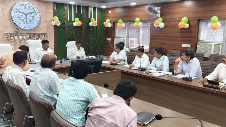 जौनपुर।चकबंदी कार्यों की समीक्षा बैठक संपन्न, 30 वर्ष से अधिक पुराने गांवों की चकबंदी प्रक्रिया शीघ्र समाप्त करने के निर्देश