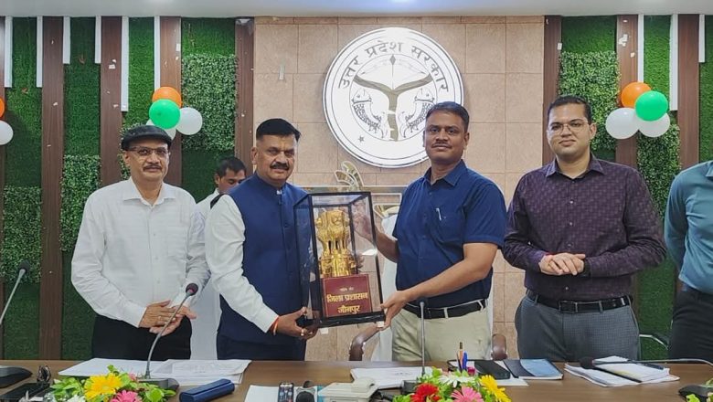 जौनपुर।जिले के विकास कार्यों की समीक्षा बैठक सम्पन्न, मण्डलायुक्त ने दिए जरूरी निर्देश