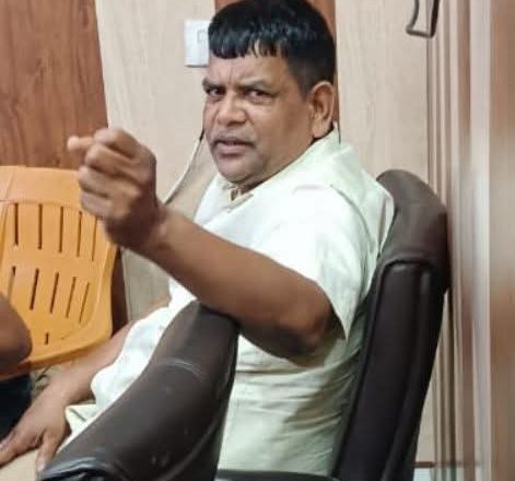 जौनपुर।रिश्वत लेते रंगे हाथ पकड़े गए सरपतहां थाने के हेड मोहर्रिर