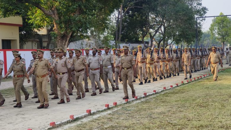भदोही।अभिमन्यु मांगलिक, पुलिस अधीक्षक भदोही द्वारा साप्ताहिक शुक्रवार परेड की सलामी ली गई एवं परेड का निरीक्षण किया गया।