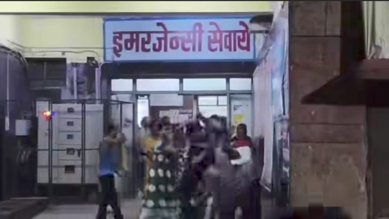 जौनपुर।जिला अस्पताल के इमरजेंसी वार्ड में किन्नरों का तांडव, स्टाफ और डॉक्टर को दौड़ा-दौड़ा कर पीटा।