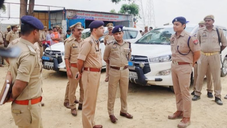 जौनपुर।तिहरे हत्याकांड के घटना स्थल पर पहुंचे एडीजे व डीआईजी