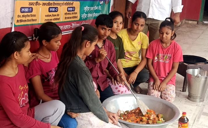 बलिया।समर कैम्प- कम्पोजिट विद्यालय रानीगंज:- छात्रों को मिल रहा व्यावहारिक ज्ञान।