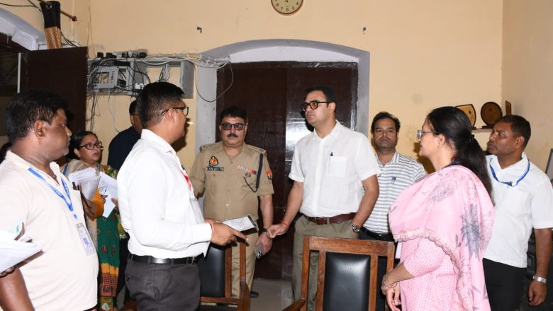 बदायूँ।डीएम ने बीएड परीक्षा केंद्रों का निरीक्षण कर लिया की गई व्यवस्थाओं का जायजा