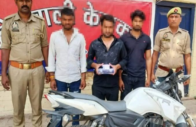 जौनपुर।साइड न देने पर टेम्पो चालक को मार दी थी गोली, पुलिस ने किया गिरफ्तार तमंचा और बाइक बरामद