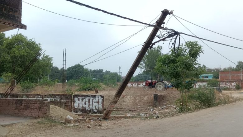 भदोही।ट्रक की टक्कर से खंभा टूटा, बाल-बाल बचे लोग, बड़ा हादसा टला