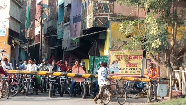 भदोही।सुरियावा रेलवे फाटक 42C बना जाम का कारण, अतिक्रमण ने छीनी राहगीरों की राह