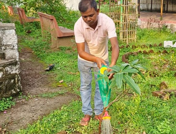 रांची (झारखंड)।विश्व पर्यावरण दिवस पर कोयला क्षेत्र में वृक्षारोपण कार्यक्रम, पर्यावरणविद उमेश मेहता ने लगाए आम के पेड़।