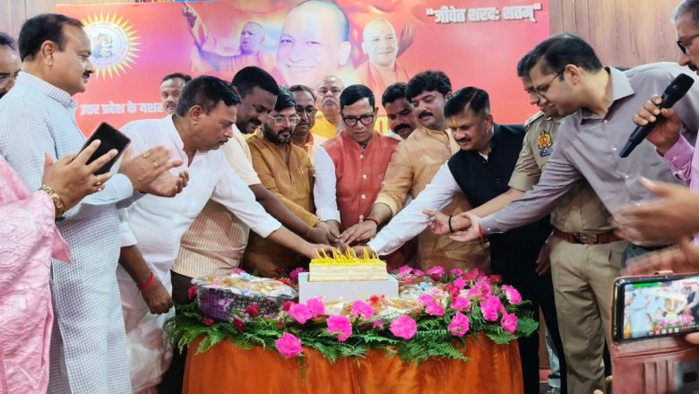 जौनपुर।केक काटकर मनाया गया मुख्यमंत्री का जन्मदिन