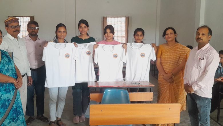 भदोही।अनु श्री महाविद्यालय में अनुशासित विद्यार्थियों को टी-शर्ट वितरण, प्रेरणादायी आयोजन से छात्रों में उत्साह