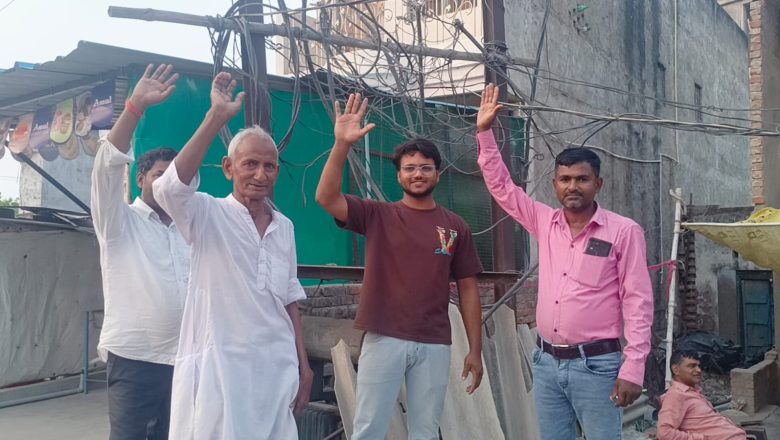 भदोही।ट्रांसफार्मर दूसरी जगह शिफ्ट करने के लिए ग्रामीणों ने किया प्रदर्शन।