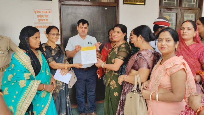 आजमगढ़।आंगनबाड़ी कार्यकत्रियों ने जिलाधिकारी व जिला कार्यक्रम अधिकारी को 21 सूत्रीय मांगों का सौंपा ज्ञापन 