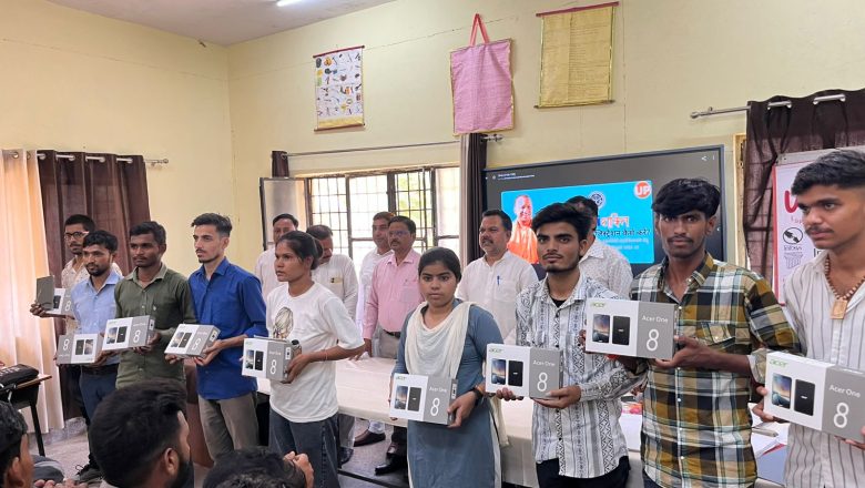 बदायूं।टेबलेट पाकर खिले आईटीआई उत्तीर्ण प्रशिक्षार्थियों के चेहरे