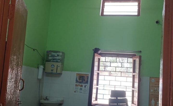 बलिया।PHC नगरा में डॉक्टरों और कर्मचारियों की लापरवाही, समय पालन की उड़ रही धज्जियाँ:समय से नहीं आते डॉ. रामध्यान ।