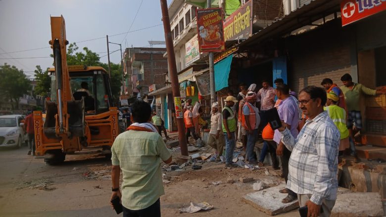 बलिया।नगर पंचायत के मुख्य सड़क पर स्थित बाजार में अतिक्रमण पर चला बुलडोजर