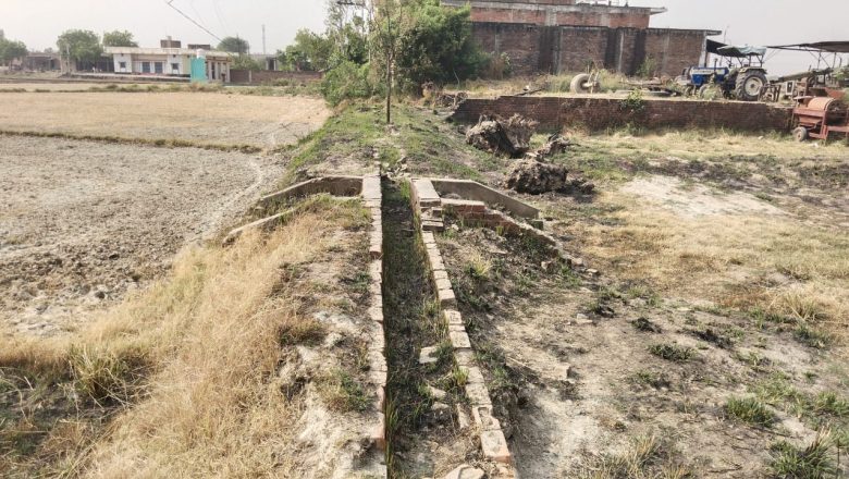 भदोही।सिंचाई विभाग नहीं दे रहा है ध्यान , ट्यूबवेल की नाली हुई पूरी तरीके से खराब ,किसान चिंतित।