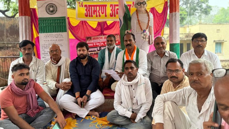 जौनपुर।सराय हरखू में रेल रोको आंदोलन को कांग्रेस का समर्थन, जिलाध्यक्ष डॉ. प्रमोद कुमार सिंह हुए शामिल