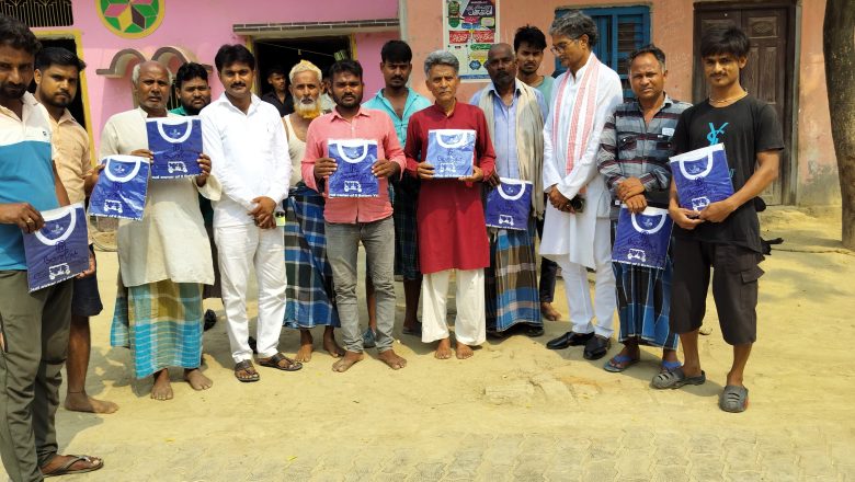 भदोही।जरूरतमंदों को पहनाया खुशियों का रंग: युवा समाजसेवी ने वितरित की टी-शर्ट