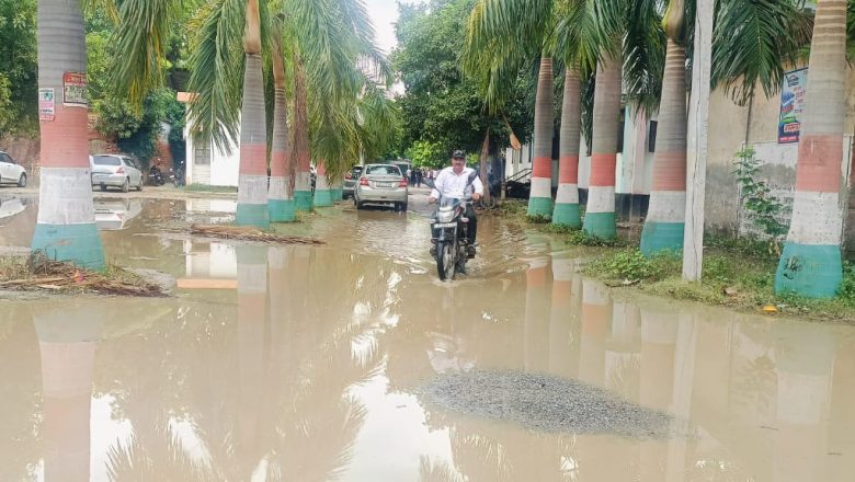 आजमगढ़।लालगंज तहसील परिसर में भारी जल जमाव से बढ़ी समस्या