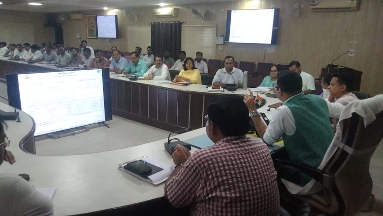 बदायूँ।फैमली आईडी के कार्यांे में तेजी लाएं अधिकारी