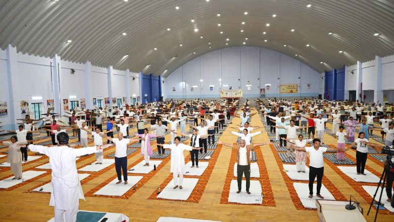 जौनपुर।पीयू में सामूहिक सूर्य नमस्कार से गूंजा योग का सूर्योदय