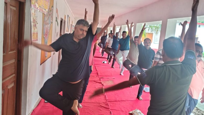 बलिया। अंतरराष्ट्रीय योग दिवस में दिखा भारतीय परंपरा और आधुनिकता का संगम:योग स्वस्थ जीवन का मूल मंत्र :BEOआरपी सिंह