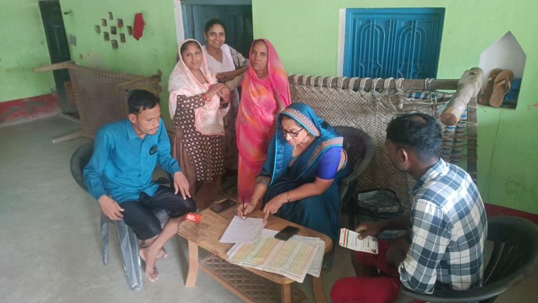 भदोही।बाल विकास पुष्टाहार की ओर से गर्भवतियों के लिए पोषण ट्रैकर पर ई केवाईसी के लिए लगाया गया कैंप।  शरद बिंद/ भदोही।