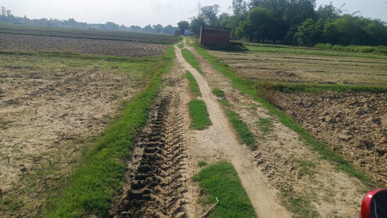 भदोही।मार्ग निर्माण हेतु जिला अधिकारी को सौंपा पत्र नहीं बनाने पर दी आंदोलन की चेतावनी