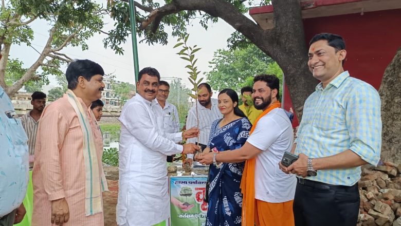 आजमगढ़।अनोखा कार्यक्रम-सराहनीय सोचः प्रसाद के रूप में वितरित हुआ 200 पौधा