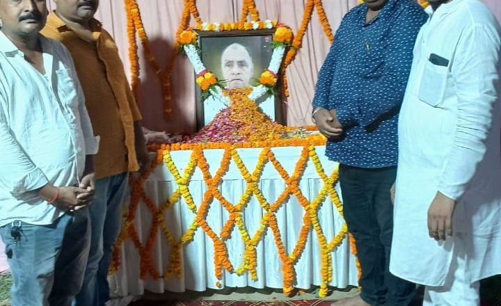 बलिया।गपुरा में युवा समाजसेवी ललित सिंह बिट्टू के अवकाश प्राप्त शिक्षक दादा उमाशंकर सिंह की तेरहवीं कार्यक्रम में दी गई श्रद्धांजलि ।