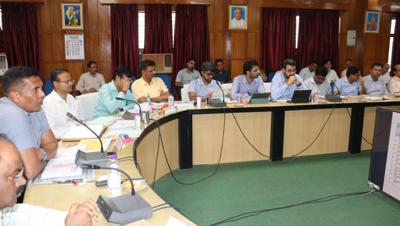 आजमगढ़।निर्माणाधीन परियोजनाओं की समीक्षा में तीन अधिकारियों का वेतन रोकन, एक को चेतावनी तथा एक अधिकारी के विरुद्ध शासन को पत्र भेजने का दिया निर्देश।