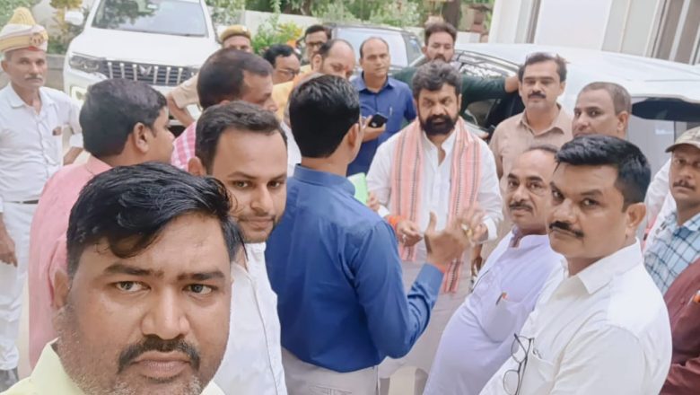 बलिया।प्राथमिक शिक्षक संघ बलिया ने स्कूल मर्जर आदेश निरस्त करने हेतु प्रभारी मंत्री को सौंपा ज्ञापन।