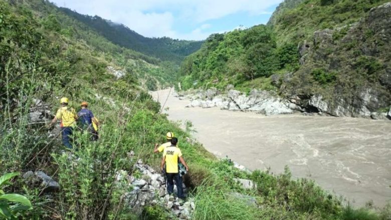रुद्रप्रयाग।अलकनंदा नदी में गिरा टेंपो ट्रेवल्स ,दो की मौत,8 घायल,10 लोग लापता।