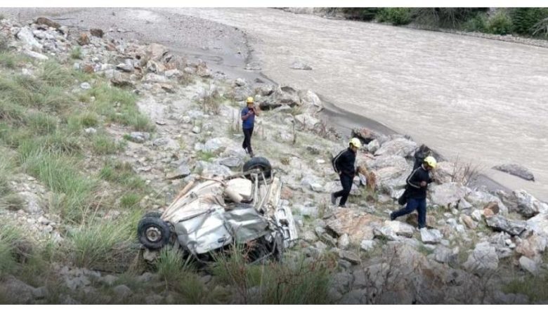 उत्तराखंड (चमोली)। चार दिन पहले गिरी खाई में कार, जेई सहित दो की मौत ।
