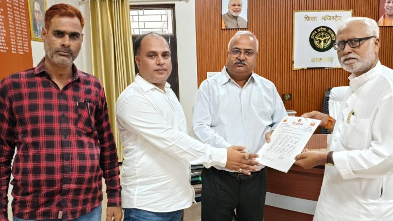 आजमगढ़।शिवसेना के पदाधिकारी ने 3 सूत्रीय मांग को लेकर मुख्यमंत्री के नाम जिलाधिकारी को सौंपा ज्ञापन ।